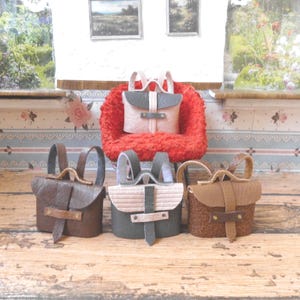 vier Rucksäcke für die Puppenstube in 1:12,  Puppenhaus, Puppenstubenzubehör, Wichtelzubehör