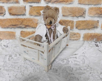 kleines altes Bärenkind mit Bett, 19 cm, Sammlerteddy, vintage Bär, alter Bär, alter Teddy, Zotty-Form