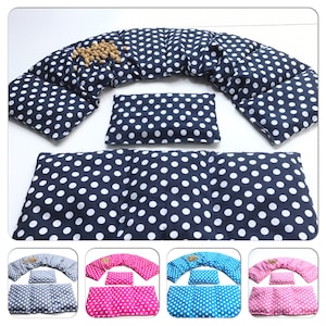 Könnte beinhalten: Ein Set mit vier mikrowellenbeheizbaren Heizkissen in verschiedenen Farben. Die Kissen sind mit Buchweizen gefüllt und haben ein Punkte-Muster. Die Kissen sind für die Schmerzlinderung und Entspannung konzipiert.