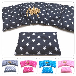 Könnte beinhalten: Ein Set aus vier blauen und weißen Stoff-Wärmepads mit Sternenmuster. Die Wärmepads sind mit Bohnen gefüllt und können in der Mikrowelle erwärmt werden, um Wärme zu liefern. Die Wärmepads werden in verschiedenen Konfigurationen gezeigt, darunter ein einzelnes Pad, zwei Pads und drei Pads.