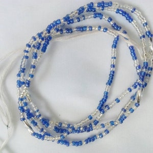 Op de afbeelding: Een blauwe en zilveren kralen tailleketting met een wit touwtje.