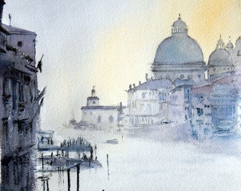Puede incluir: Una pintura a la acuarela de una escena de canal veneciano con una gran iglesia con cúpula a lo lejos. La composición incluye siluetas oscuras de edificios a la izquierda, postes de amarre de madera en el agua y una luz suave y brumosa.