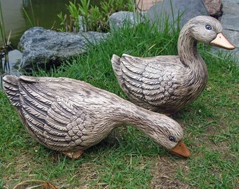 Gänspaar. Gartendeko Keramikgänse Frostsicher