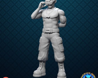 Puede incluir: Una figura gris impresa en 3D de un personaje musculoso que lleva una visera, un collar y pantalones cargo. La figura posa con una mano cerca de la cara y la otra detrás de la espalda. El texto "patreon.com/irnkman" es visible en la parte inferior.