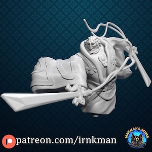 Puede incluir: Una miniatura de un personaje de fantasía en 3D impreso en blanco, empuñando una espada. El personaje lleva una túnica larga y tiene una barba abundante. La miniatura está diseñada para juegos de mesa.