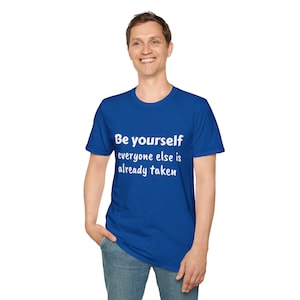 K&ouml;nnte beinhalten: Ein k&ouml;nigsblaues T-Shirt mit wei&szlig;em Text, der "Be yourself everyone else is already taken" lautet.