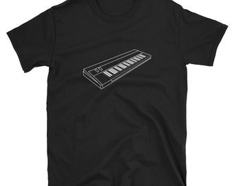 Könnte beinhalten: Schwarzes T-Shirt mit einer weißen Umrandung einer Tastatur.