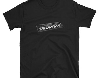 Könnte beinhalten: Schwarzes T-Shirt mit einer weißen Strichzeichnung einer Synthesizer-Tastatur. Die Grafik zeigt die Tasten, das Bedienfeld und andere Details. Das Shirt besteht aus einem weichen Material und hat kurze Ärmel.