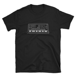 以下が含まれることがあります： ヴィンテージシンセサイザーの白いアウトラインが描かれた黒いTシャツ