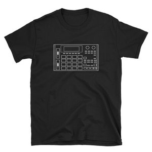 Könnte beinhalten: Schwarzes T-Shirt mit einem weißen Umriss eines Musik-Samplers oder Drum-Computers.