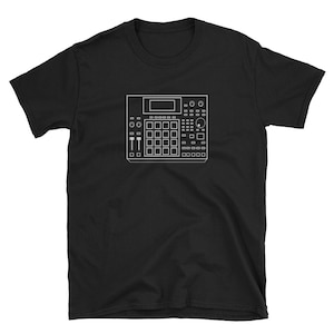 Könnte beinhalten: Schwarzes T-Shirt mit einem weißen Umriss eines Musik-Samplers.