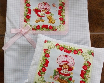 Doll bed linen with Emely strawberry motif 2 piece