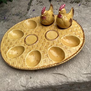 Bandeja de ovos de cerâmica estilo meados do século XX e conjunto de saleiro e pimenteiro em formato de galo, utensílios de cozinha retrô, fabricados no Japão.