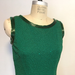 Ärmelloses Smaragdgrünes Ärmelloses Vintages Cocktailkleid 1960&#39;s Kleid mit Rundhalsausschnitt und dekorativer Perlenstickerei für besondere Anlässe
