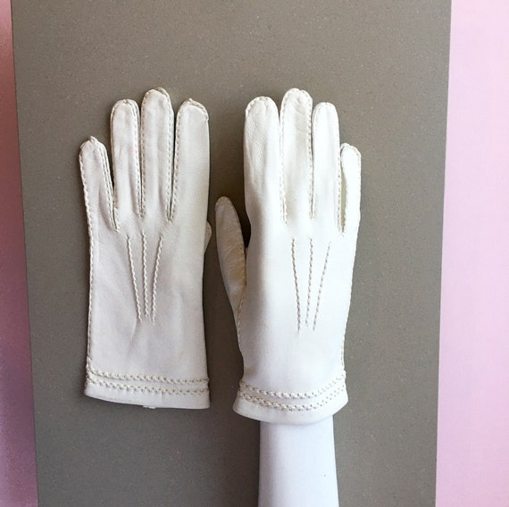 White Leather 1950's Women's Gloves | Wrist lengt… - image 5