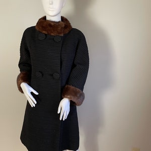 Vintage SEYMOUR FOX 1950s Black Car Coat with Mandarin Fur Trim Collar | Fitted Double Breasted Coat w Matching Buttons | 3/4 sleeve coat
