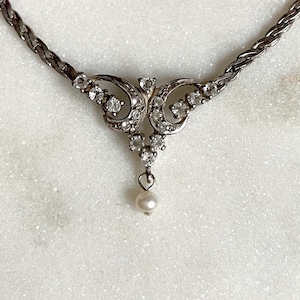 Vintage 1930 Sterlingsilber-Perlenanhänger-Halskette mit weißem Saphir. Glamouröse alte Hollywood Hochzeitskette, Dekorative Abend Halskette