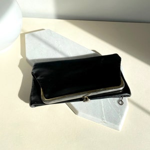 Vintage 1950er Jahre Schwarze Leder Clutch | Versteckter Reißverschluss Rot gefüttert Clutch | Klassische 50er Jahre Geldbörse | Zwei Ton Rot Schwarz Innenraum Handtasche