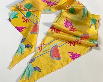 Leuke kleurrijke vintage gele zijden sjaal van Liz Claiborne met fruitprint