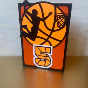 Cartão de aniversário de basquete feito à mão | Cartão de felicitações com tema esportivo | Cartão de basquete personalizável