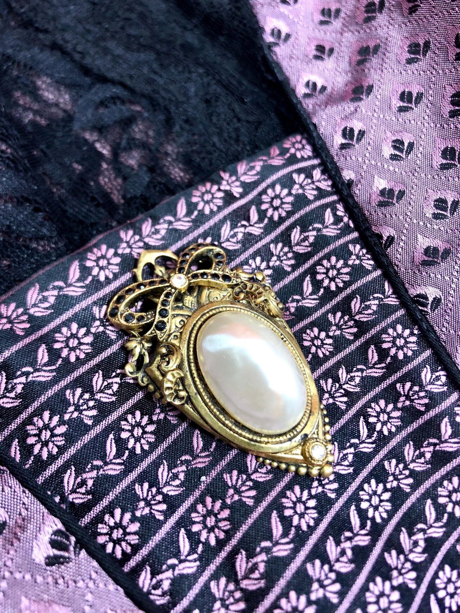 Vintage brooch, traditional jewelry, costume jewelry, bow, pearl