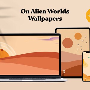 以下が含まれることがあります： ラップトップ、タブレット、スマートフォンは、異世界の風景をテーマにしたデジタル壁紙を表示しています。ラップトップは砂漠のシーンに沈む夕日を表示します。タブレットと携帯電話は、太陽、鳥、抽象的な形など、同様のデザインを特徴としています。「On Alien Worlds Wallpapers」と書かれています。
