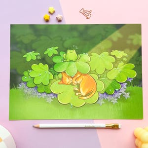 Rana y gato tomando el sol en un bosque / Impresión ilustrada / Rana y gato kawaii mejores amigos / Baño en el bosque / Mini impresión estética verde