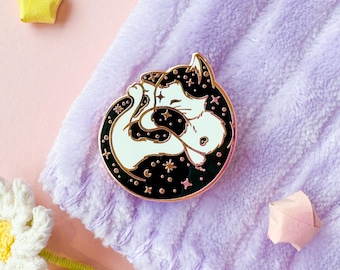 Pin esmaltado de gato galáctico / Acabado en oro rosa, gatito durmiendo kawaii