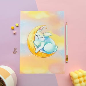 Moonbunny illustrierter Druck | Süsses verschlafenes Häschen | Entzückendes Müdes Kaninchen im Mondsichel | Pastellästhetischer Minidruck | Kawaii Charakter