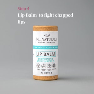 K&ouml;nnte beinhalten: Eine braune Tube mit Pfefferminz- und Eukalyptus-Lippenbalsam von J&L Naturals. Das Etikett ist blau und wei&szlig; und tr&auml;gt die Aufschrift "Ethical Essentials" und "Hold & Twist". Der Lippenbalsam ist 0,3 oz oder 9,0 g.