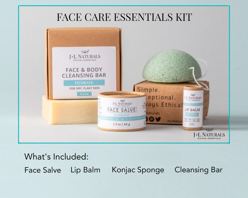 K&ouml;nnte beinhalten: Ein Gesichtspflege-Essentials-Set mit einer Reinigungsbar, einer Gesichtscreme, einem Lippenbalsam und einem Konjac-Schwamm. Die Produkte sind in braunen Pappr&ouml;hrchen und -boxen verpackt, auf denen der Markenname "J-L Naturals Ethical Essentials" aufgedruckt ist. Das Set wird vor einem hellblauen Hintergrund pr&auml;sentiert.