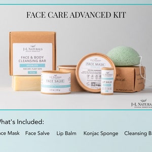 K&ouml;nnte beinhalten: Ein Gesichtspflege-Set mit einer Reinigungsbar, einer Gesichtsmaske, einer Gesichtscreme, einem Lippenbalsam und einem Konjac-Schwamm. Die Produkte sind alle in brauner Papierverpackung mit dem Markennamen "J-L Naturals" bedruckt. Der Text "FACE CARE ADVANCED KIT" ist oben im Bild gedruckt.
