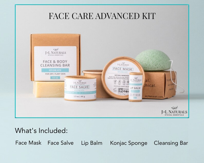 K&ouml;nnte beinhalten: Ein Gesichtspflege-Set mit einer Reinigungsbar, einer Gesichtsmaske, einer Gesichtscreme, einem Lippenbalsam und einem Konjac-Schwamm. Die Produkte sind alle in brauner Papierverpackung mit dem Markennamen "J-L Naturals" bedruckt. Der Text "FACE CARE ADVANCED KIT" ist oben im Bild gedruckt.
