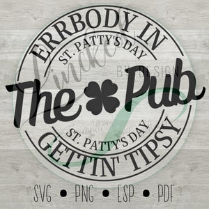 Pode incluir: Um design circular preto e branco com o texto "Everybody in the Pub" e "St. Patty's Day Gettin' Tipsy" em torno de um trevo de quatro folhas.