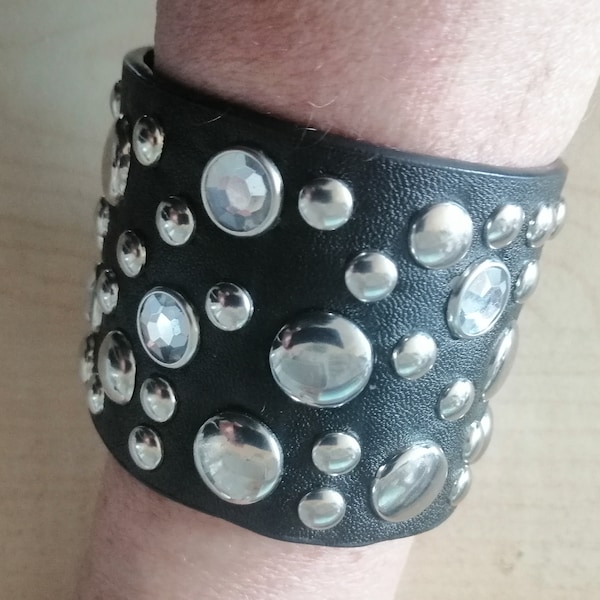 schwarzes Nietenarmband aus Kunstleder