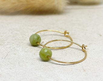 Messing Creolen mit Peridot Perle, Statment Ohrringe, Creolen mit  Perle, vergoldete Creolen mit Peridot