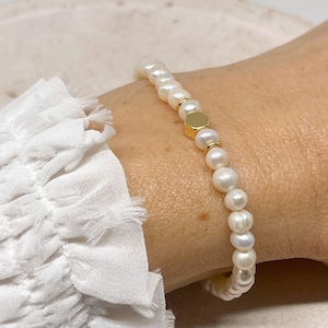 Bracelet with freshwater pearl and gold-plated brass beads, elastic beaded bracelet