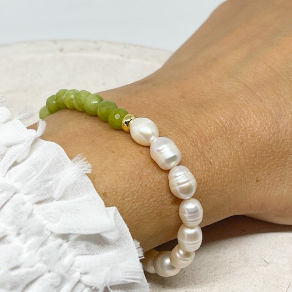 Armband mit Peridot Perlen und Süsswasserperlen, Elastisches Armband, Edelstein Armband