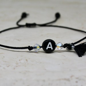 Armband mit Buchstaben, Filigranes Armband Wunschbuchstabe, Schwarzes Armband