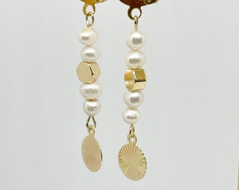 Earrings with freshwater pearls and platelets, hanging earrings with pearl