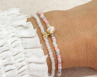 Two elastic bracelets made of rocaille beads, freshwater pearl and a star, bracelet set pastel colored