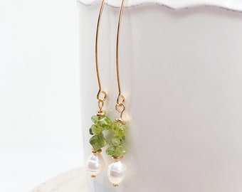 Hängeohrringe mit Süßwasserperle und Peridot Splitter, filigrane  Ohrringe, Trendy Ohrringe, Peridot Ohrringe