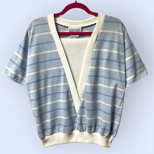1980s Vintage Nautical Stripe Top mit tiefem “V” Einsatz / Blau weiß gestreifter Pulli / Große L