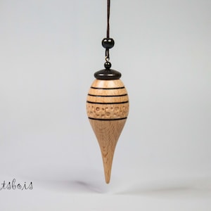 Pendule divinatoire en bois de hêtre  ( France ) et d'Ebène noire ( Cameroun ) Lesté et texturé - Long 7 cm - ø 2,5 cm - Poids 17,4 grammes