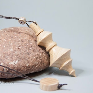Dowsing pendulum in beech wood (France) Length 7.3 cm - ø 2.9 cm - Weight 9.1 grams