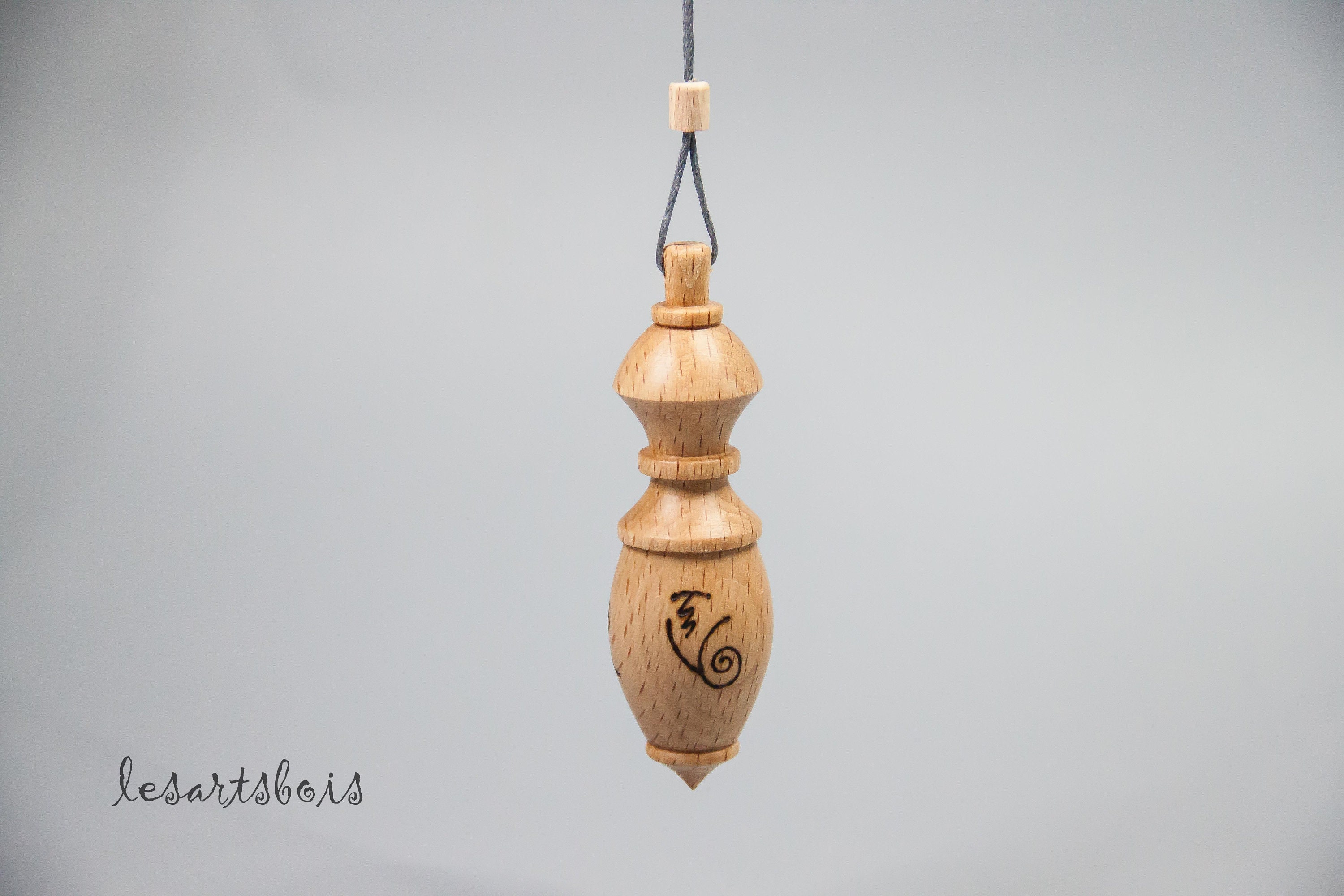 Pendule de Radiesthésie en Bois Hêtre avec Symboles Reiki
