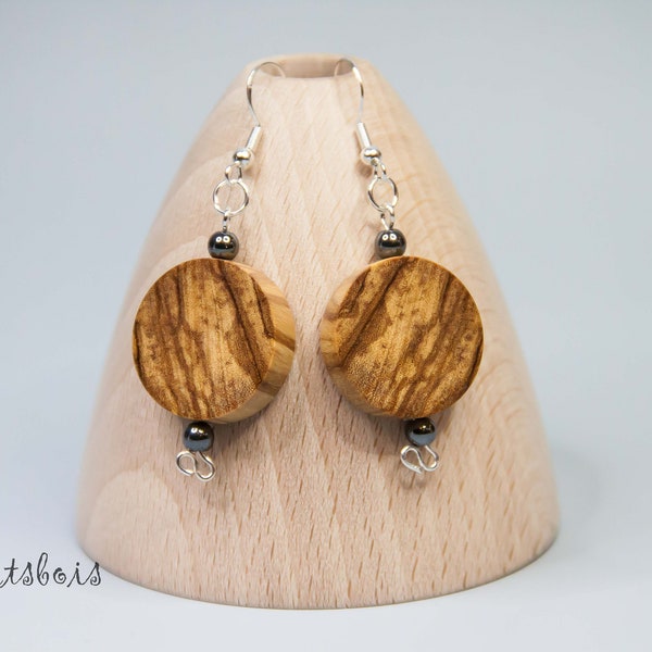 Boucles d'oreilles en bois d'Olivier ( un bois précieux de nos belles forêts de France ) avec perles en Hématite . Crochets en Argent 925