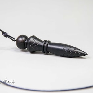 Véritable pendule Égyptien en Ébène (Cameroun)Thot lesté et gravé. Long 8,5 cm environ-ø maxi 2 cm-ø mini 1,5 cm. Poids 20 grammes environ