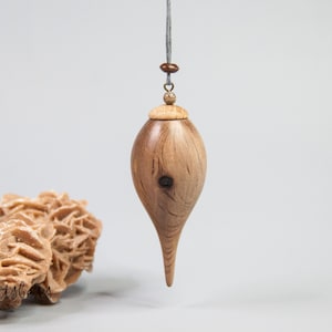 Pendule de radiesthésie en bois de chêne vert ( France ) Lesté - Long 6,4 cm - ø 2,5 cm - Poids 17,9 grammes - Divination - Géobiologie.