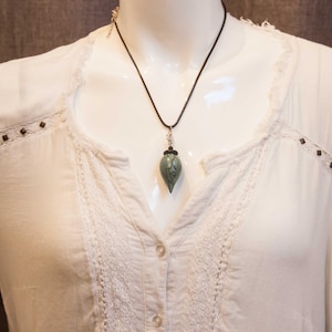 Collier pendule en Bois de Hêtre échauffé stabilisé bleu ( France ) et de bois d'Ébène noire ( Cameroun ) Longueur totale 30 cm.